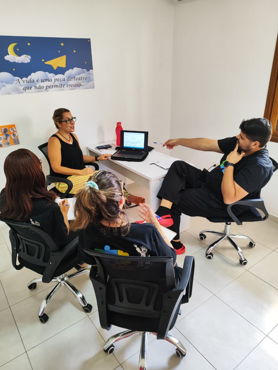 Profissionais reunidos em uma sala da clínica